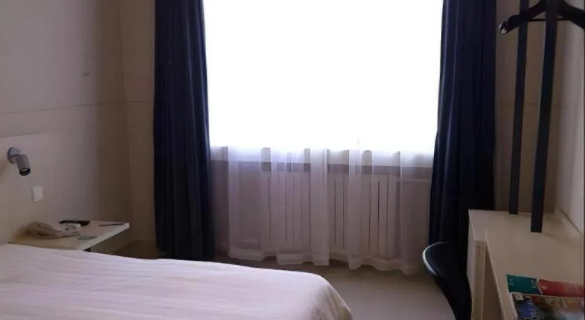 Bed in Jinjiang Inn Dalian Development Zone Jinma Road Light Railway Station