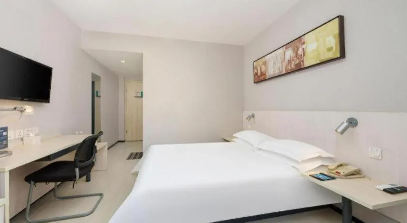 Bed in Jinjiang Inn Dalian Development Zone Jinma Road Light Railway Station