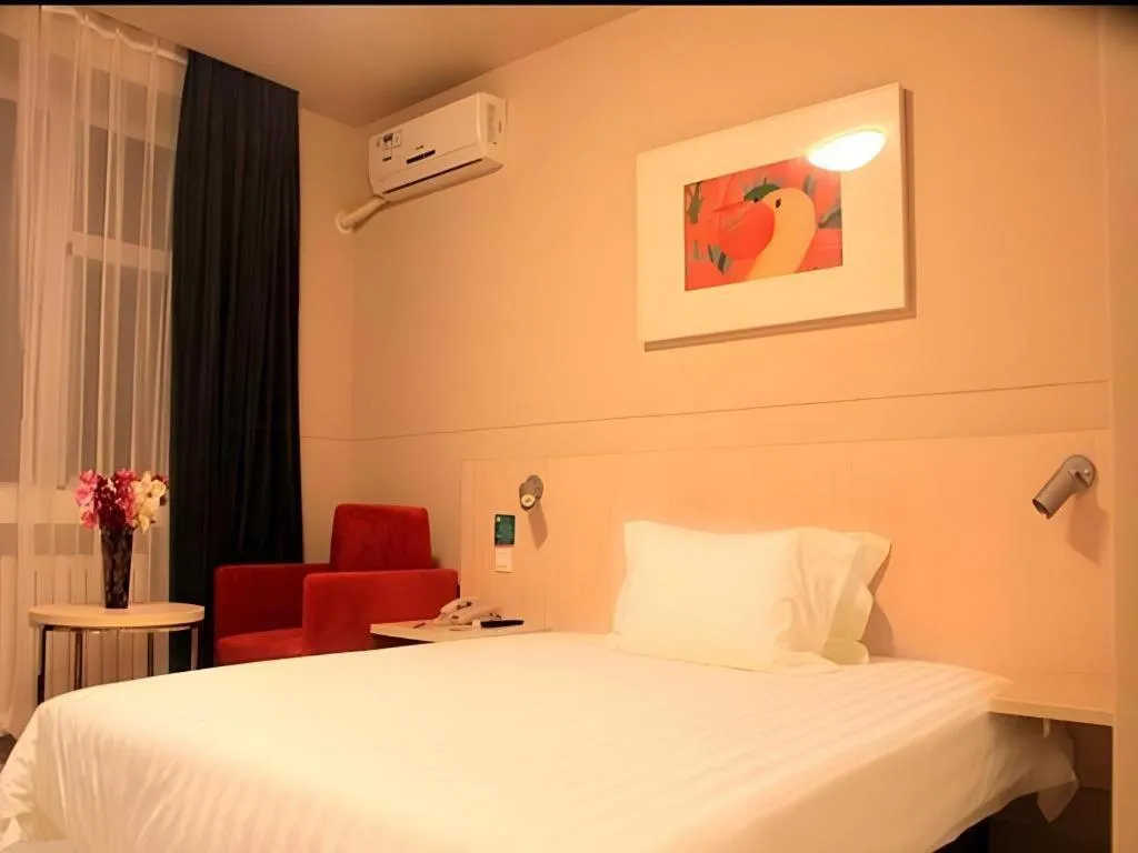 Bed in Jinjiang Inn Dalian Development Zone Jinma Road Light Railway Station