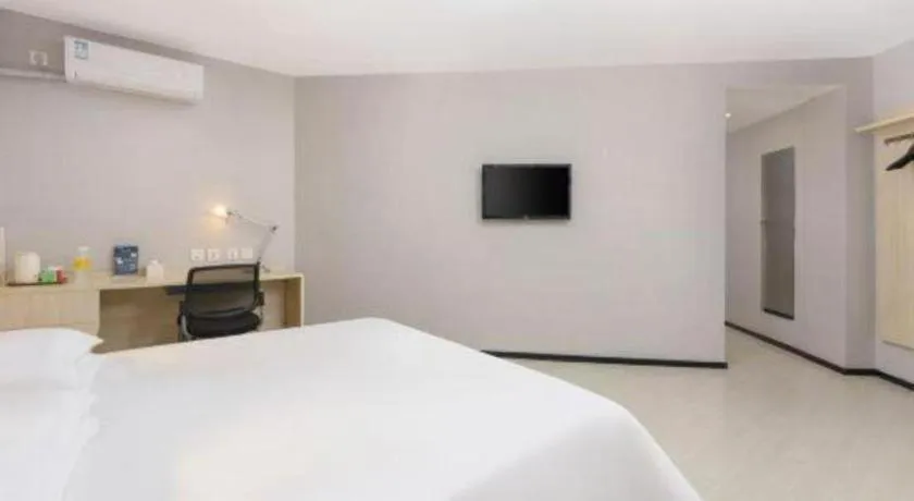 Bed in Jinjiang Inn Dalian Development Zone Jinma Road Light Railway Station