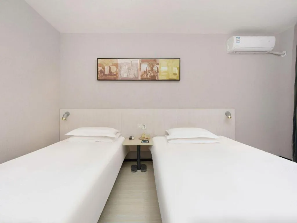 Bed in Jinjiang Inn Dalian Development Zone Jinma Road Light Railway Station
