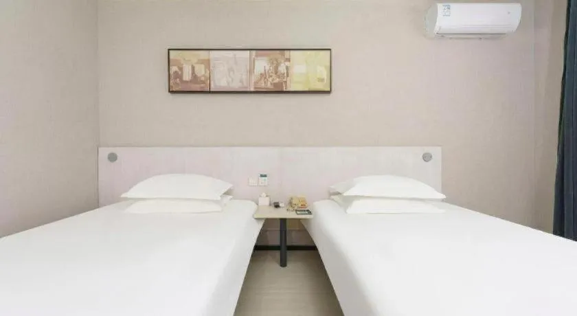 Bed in Jinjiang Inn Dalian Development Zone Jinma Road Light Railway Station