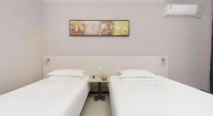 Bed in Jinjiang Inn Dalian Development Zone Jinma Road Light Railway Station