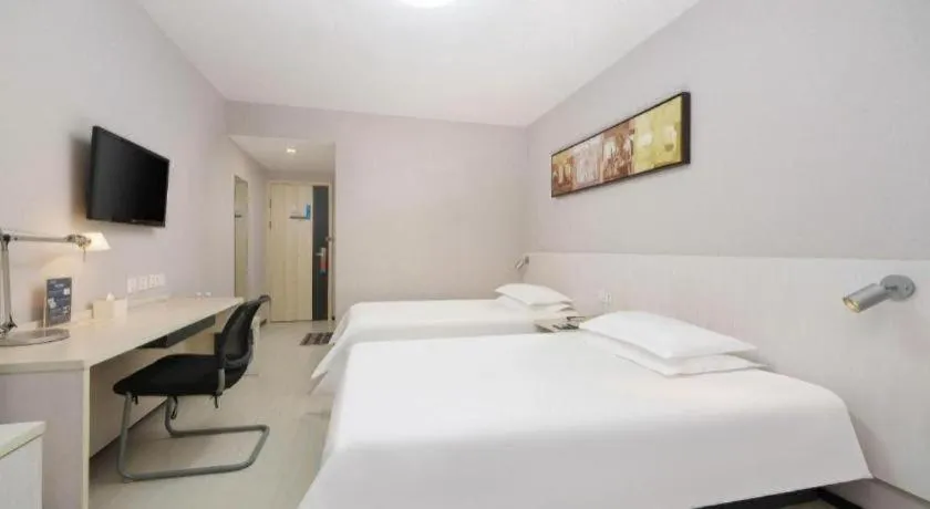 Bed in Jinjiang Inn Dalian Development Zone Jinma Road Light Railway Station