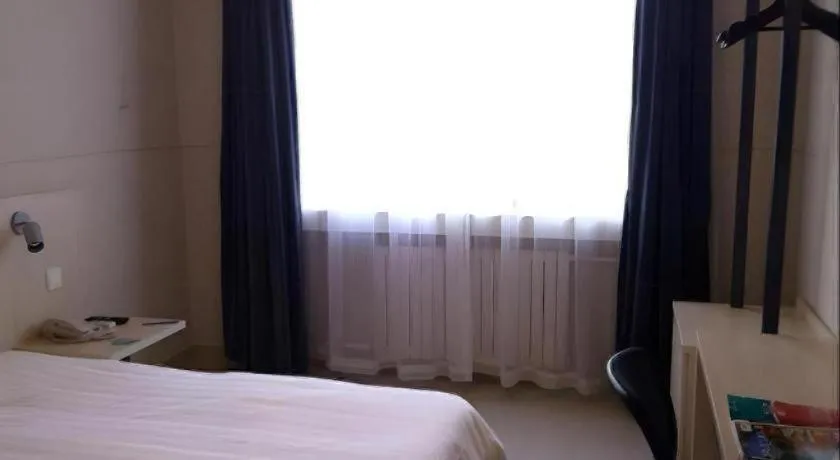Bed in Jinjiang Inn Dalian Development Zone Jinma Road Light Railway Station