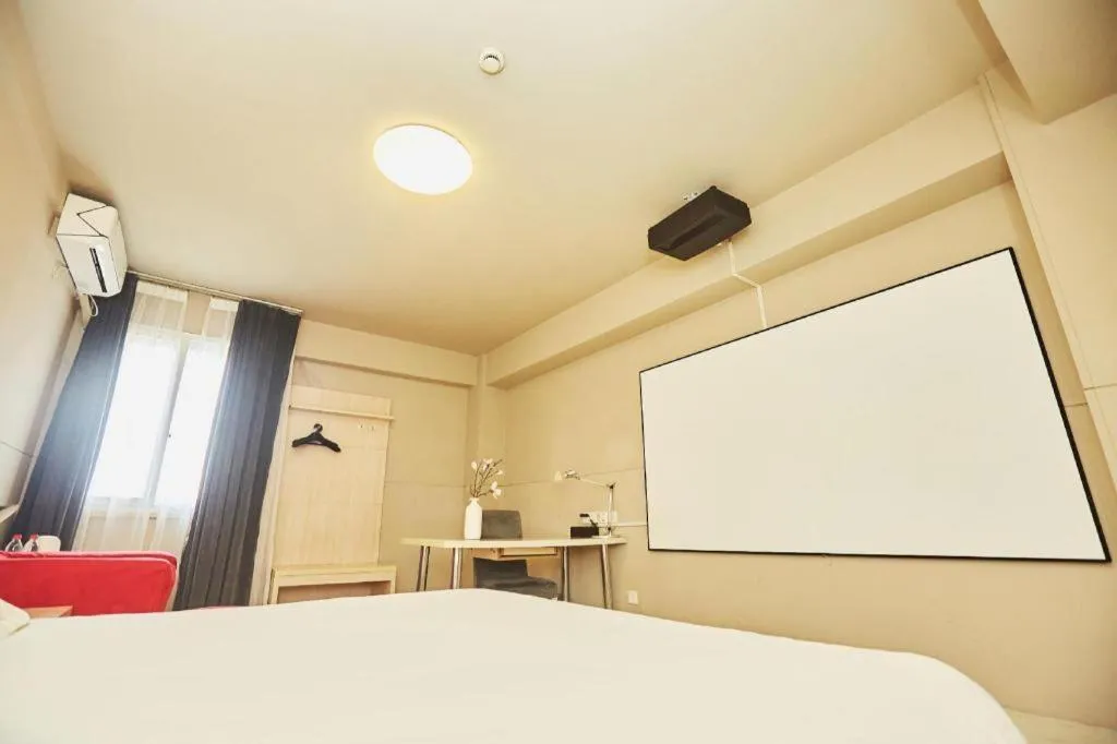 Bed in Jinjiang Inn Zhengzhou Railway Station Erqi Square Metro Station