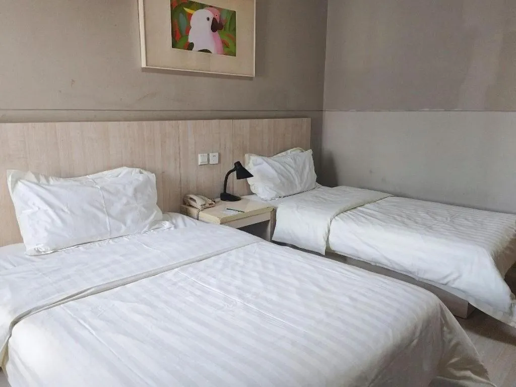 Bed in Jinjiang Inn Zhengzhou Railway Station Erqi Square Metro Station