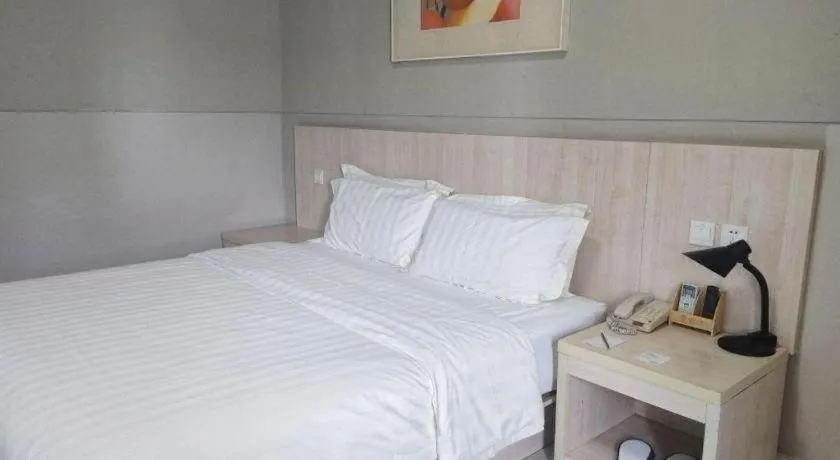 Bed in Jinjiang Inn Zhengzhou Railway Station Erqi Square Metro Station