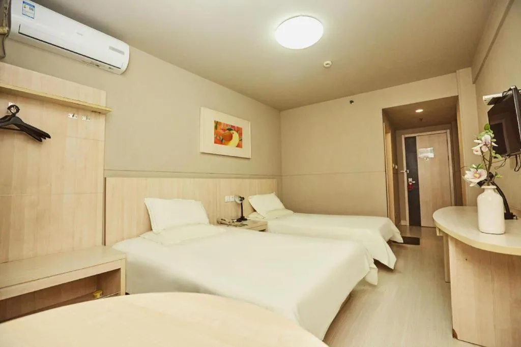 Bed in Jinjiang Inn Zhengzhou Railway Station Erqi Square Metro Station