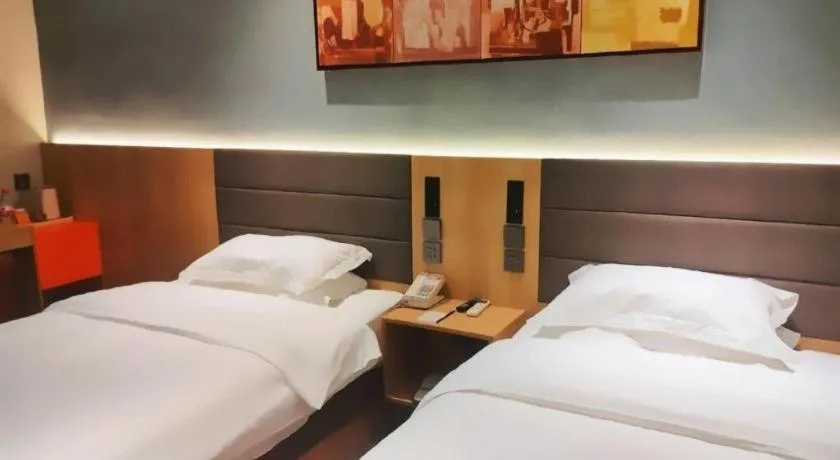 Bed in Jinjiang Inn Zhengzhou Railway Station Erqi Square Metro Station