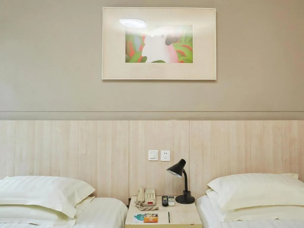 Bed in Jinjiang Inn Zhengzhou Railway Station Erqi Square Metro Station