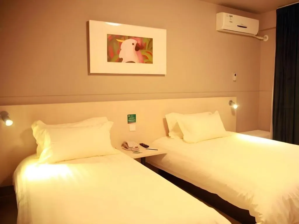Bed in Jinjiang Inn Zhengzhou Railway Station Erqi Square Metro Station