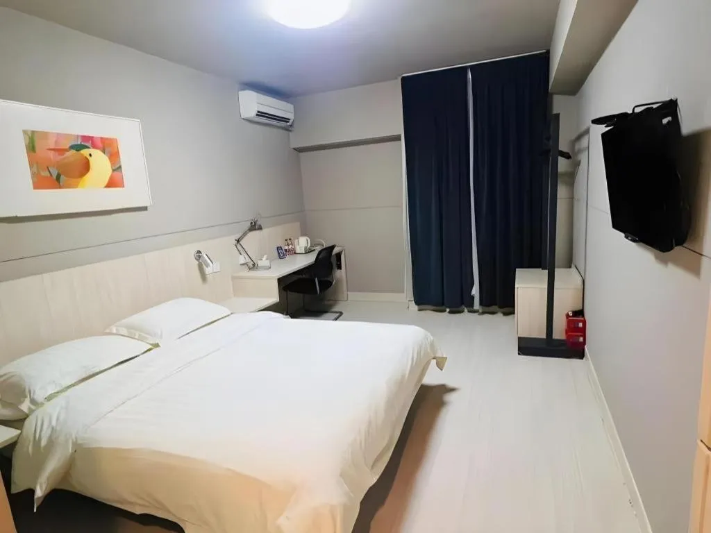 Bed in Jinjiang Inn Zhengzhou Railway Station Erqi Square Metro Station