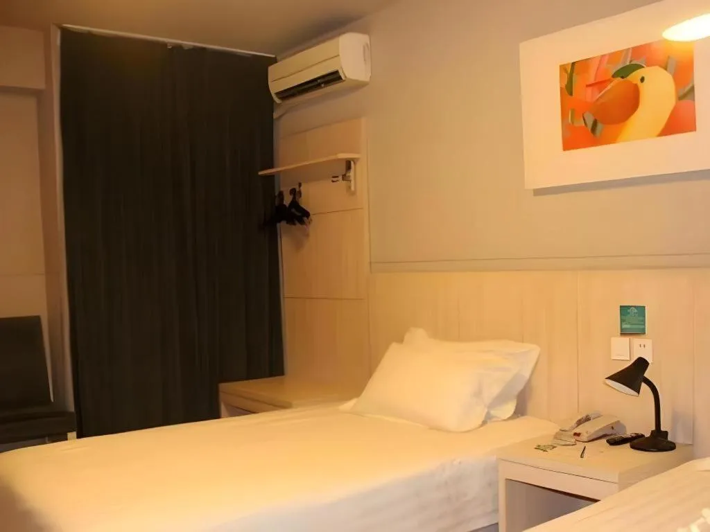 Bed in Jinjiang Inn Zhengzhou Railway Station Erqi Square Metro Station