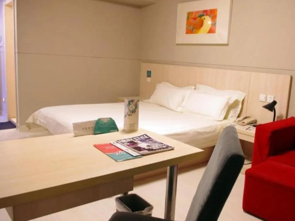 Bed in Jinjiang Inn Zhengzhou Railway Station Erqi Square Metro Station