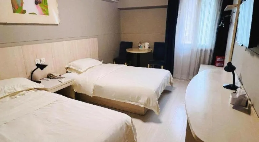 Bed in Jinjiang Inn Zhengzhou Railway Station Erqi Square Metro Station