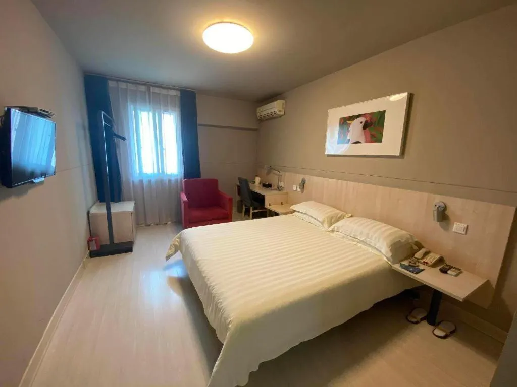 Bed in Jinjiang Inn Zhengzhou Railway Station Erqi Square Metro Station