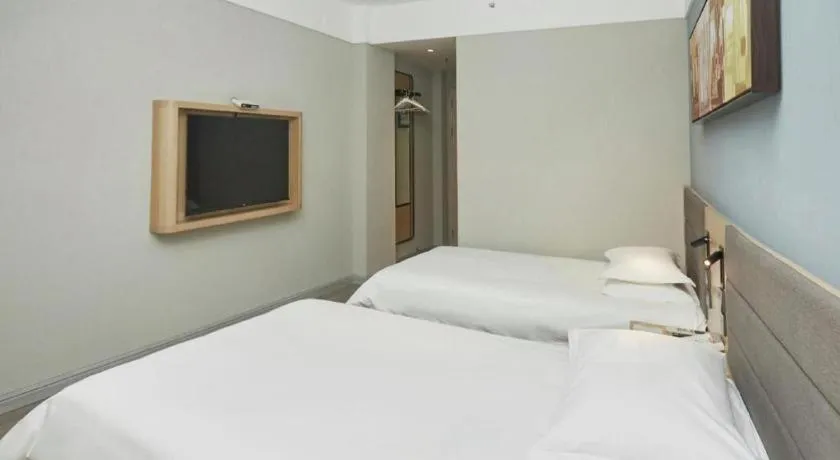 Bed in Jinjiang Inn Zhengzhou Railway Station Erqi Square Metro Station