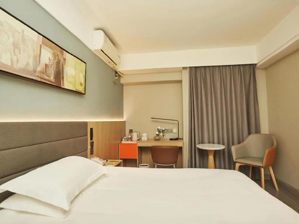 Bed in Jinjiang Inn Zhengzhou Railway Station Erqi Square Metro Station