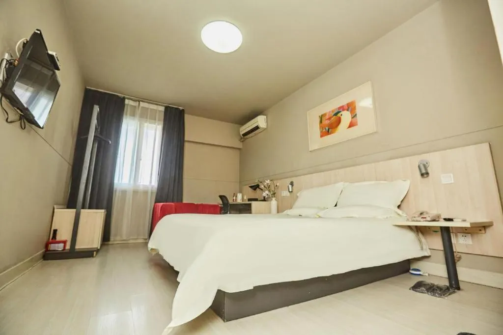 Bed in Jinjiang Inn Zhengzhou Railway Station Erqi Square Metro Station