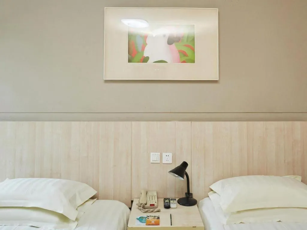 Bed in Jinjiang Inn Zhengzhou Railway Station Erqi Square Metro Station