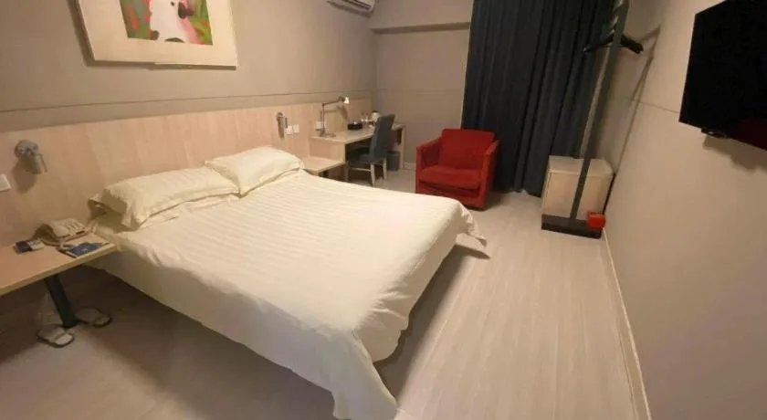 Bed in Jinjiang Inn Zhengzhou Railway Station Erqi Square Metro Station