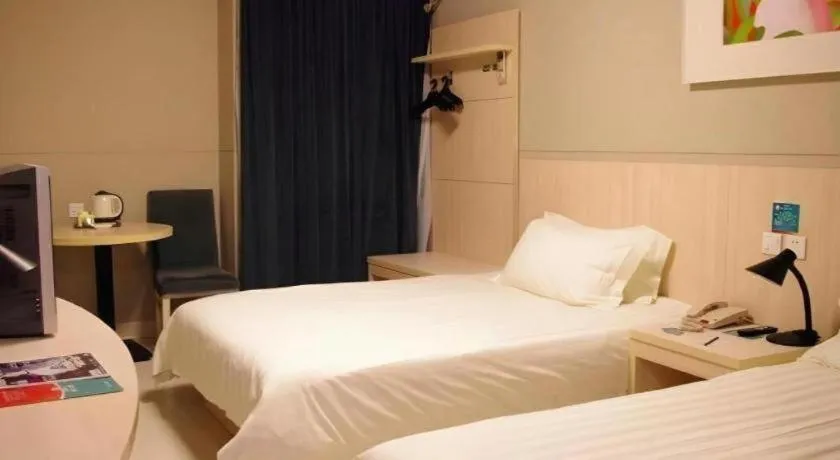 Bed in Jinjiang Inn Zhengzhou Railway Station Erqi Square Metro Station