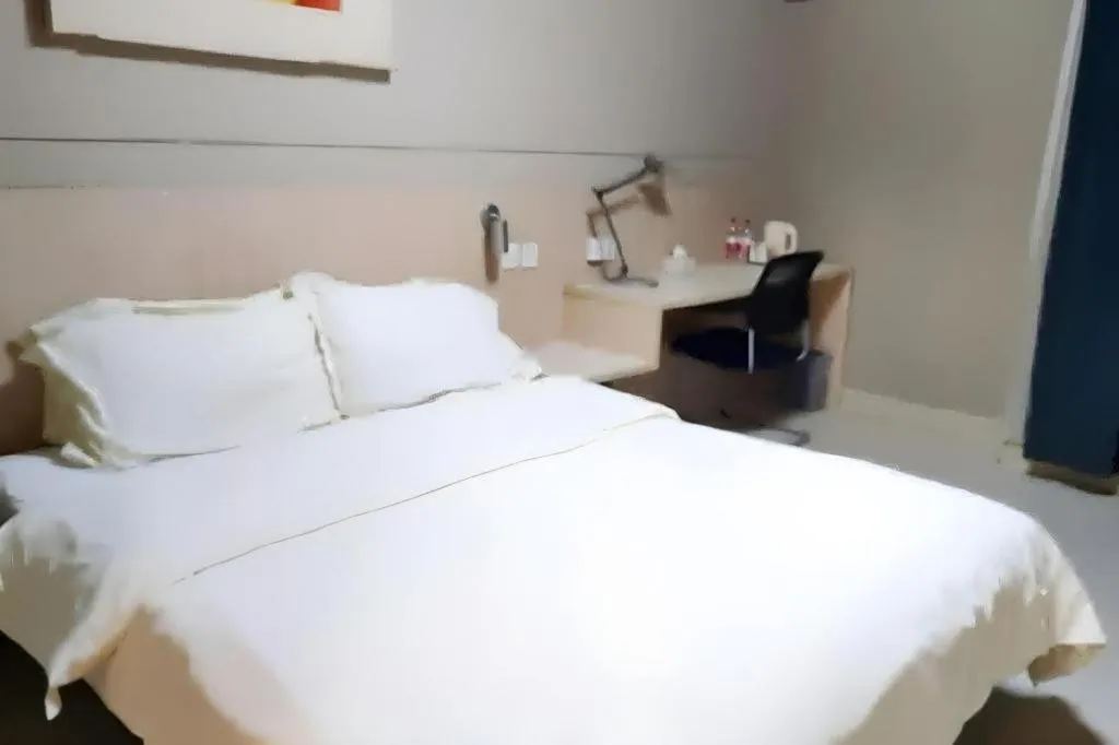 Bed in Jinjiang Inn Zhengzhou Railway Station Erqi Square Metro Station