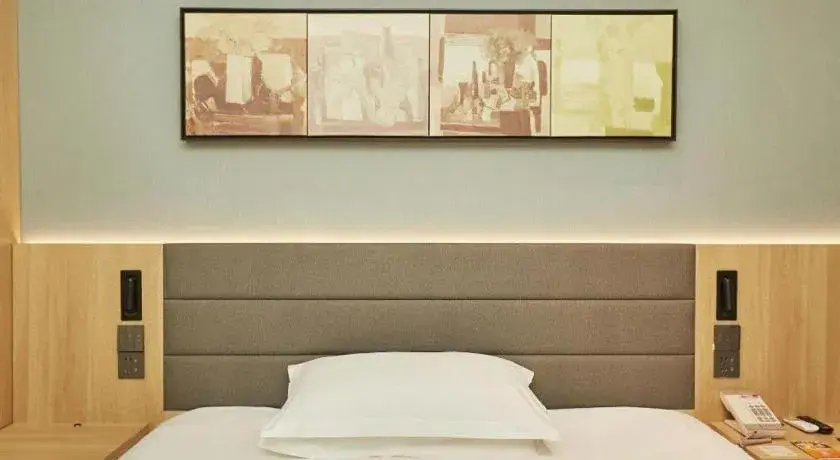 Bed in Jinjiang Inn Zhengzhou Railway Station Erqi Square Metro Station Bed in Jinjiang Inn Zhengzhou Railway Station Erqi Square Metro Station