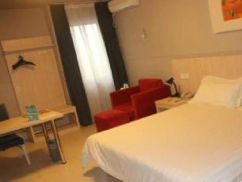 Bed in Jinjiang Inn Zhengzhou Railway Station Erqi Square Metro Station