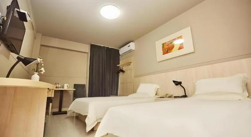 Bed in Jinjiang Inn Zhengzhou Railway Station Erqi Square Metro Station