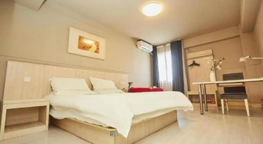 Bed in Jinjiang Inn Zhengzhou Railway Station Erqi Square Metro Station