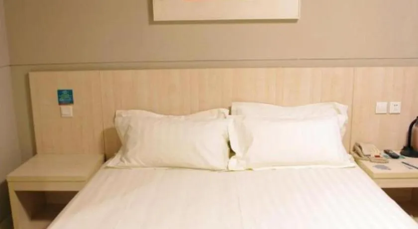 Bed in Jinjiang Inn Zhengzhou Railway Station Erqi Square Metro Station