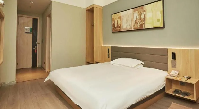 Bed in Jinjiang Inn Zhengzhou Railway Station Erqi Square Metro Station