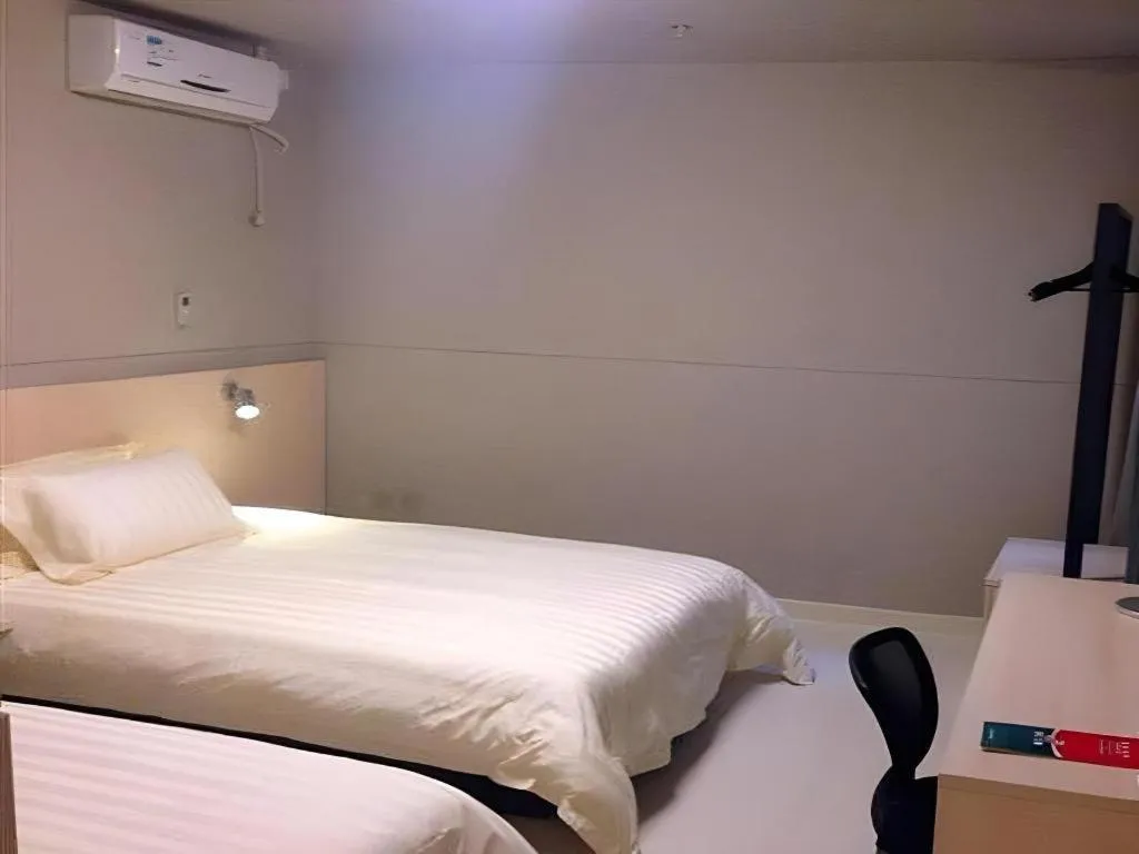 Bed in Jinjiang Inn Ningbo Airport Outlets Plaza