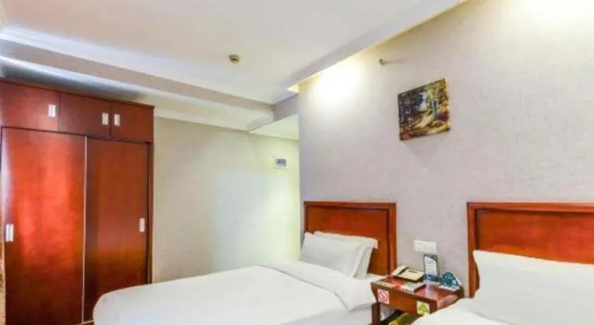 Bed in GreenTree Inn Shanghai South Railway Station Xujiahui Stadium Subway Station Shell Hotel