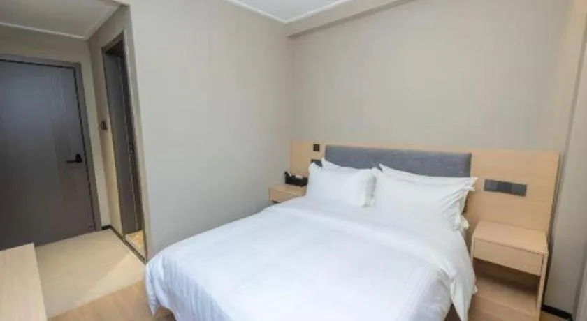 Bed in GreenTree Inn Shanghai South Railway Station Xujiahui Stadium Subway Station Shell Hotel