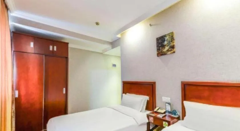Bed in GreenTree Inn Shanghai South Railway Station Xujiahui Stadium Subway Station Shell Hotel