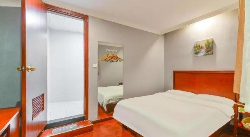 Bed in GreenTree Inn Shanghai South Railway Station Xujiahui Stadium Subway Station Shell Hotel