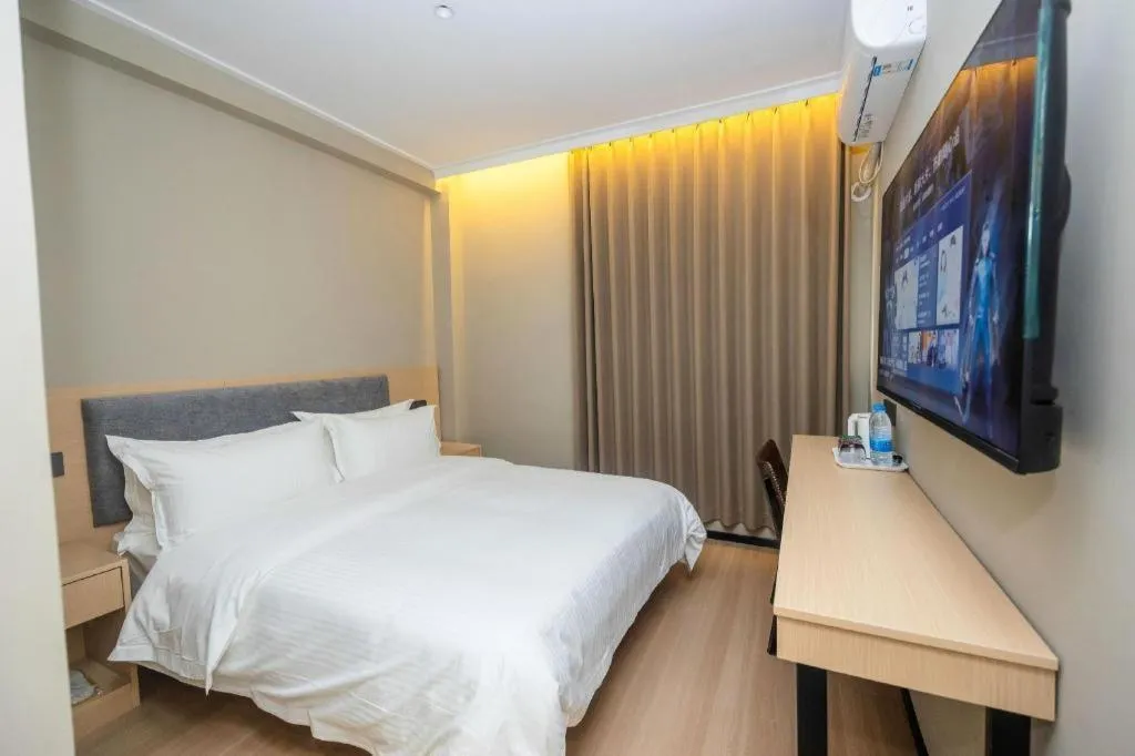 Bed in GreenTree Inn Shanghai South Railway Station Xujiahui Stadium Subway Station Shell Hotel