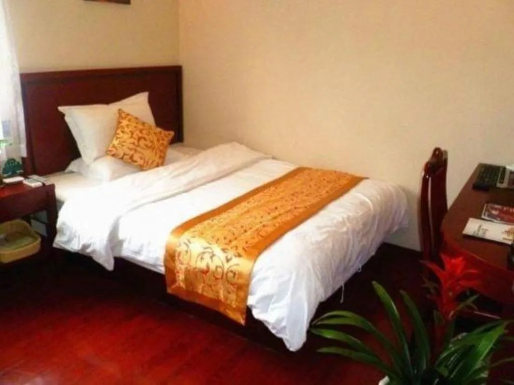Bed in GreenTree Inn Shanghai South Railway Station Xujiahui Stadium Subway Station Shell Hotel