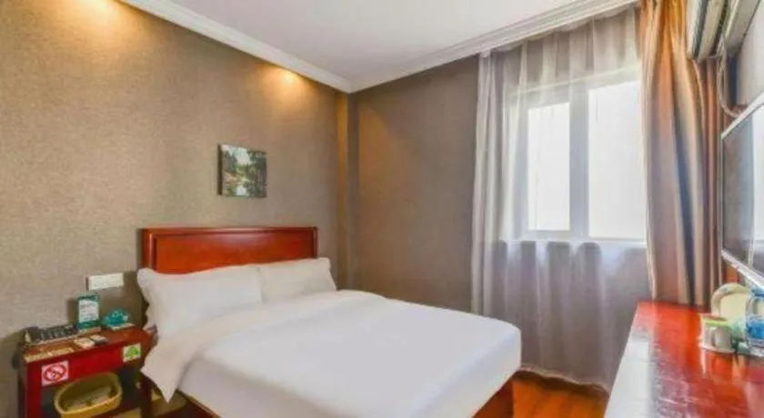 Bed in GreenTree Inn Shanghai South Railway Station Xujiahui Stadium Subway Station Shell Hotel