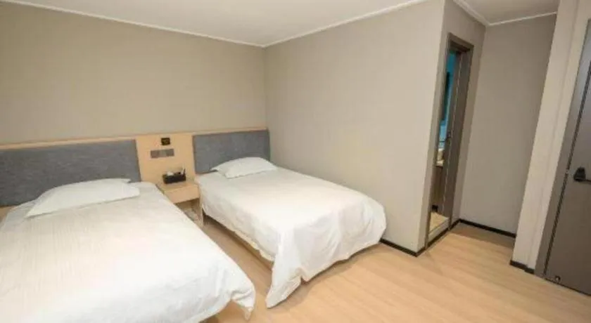 Bed in GreenTree Inn Shanghai South Railway Station Xujiahui Stadium Subway Station Shell Hotel