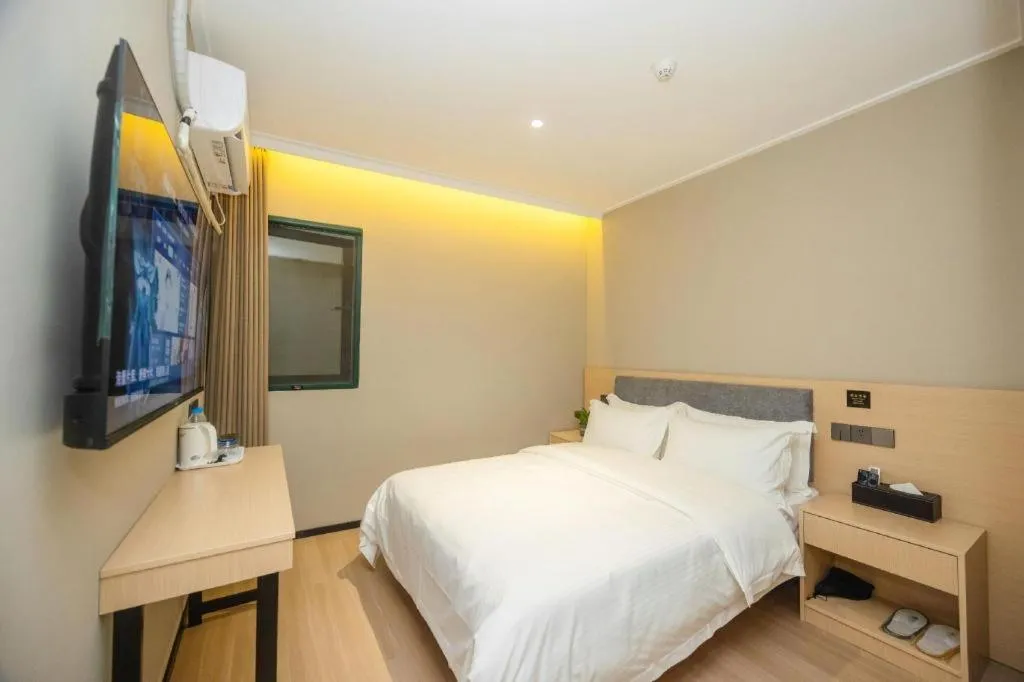 Bed in GreenTree Inn Shanghai South Railway Station Xujiahui Stadium Subway Station Shell Hotel