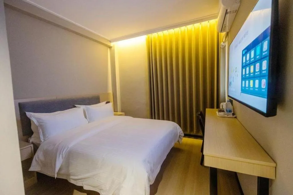 Bed in GreenTree Inn Shanghai South Railway Station Xujiahui Stadium Subway Station Shell Hotel