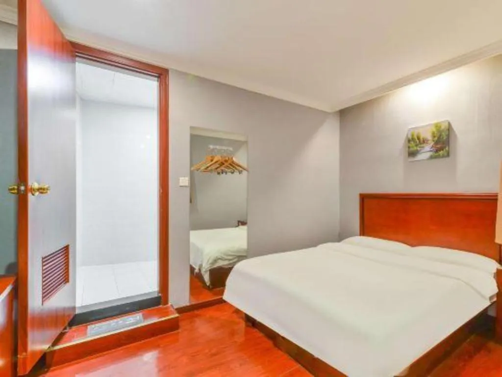Bed in GreenTree Inn Shanghai South Railway Station Xujiahui Stadium Subway Station Shell Hotel