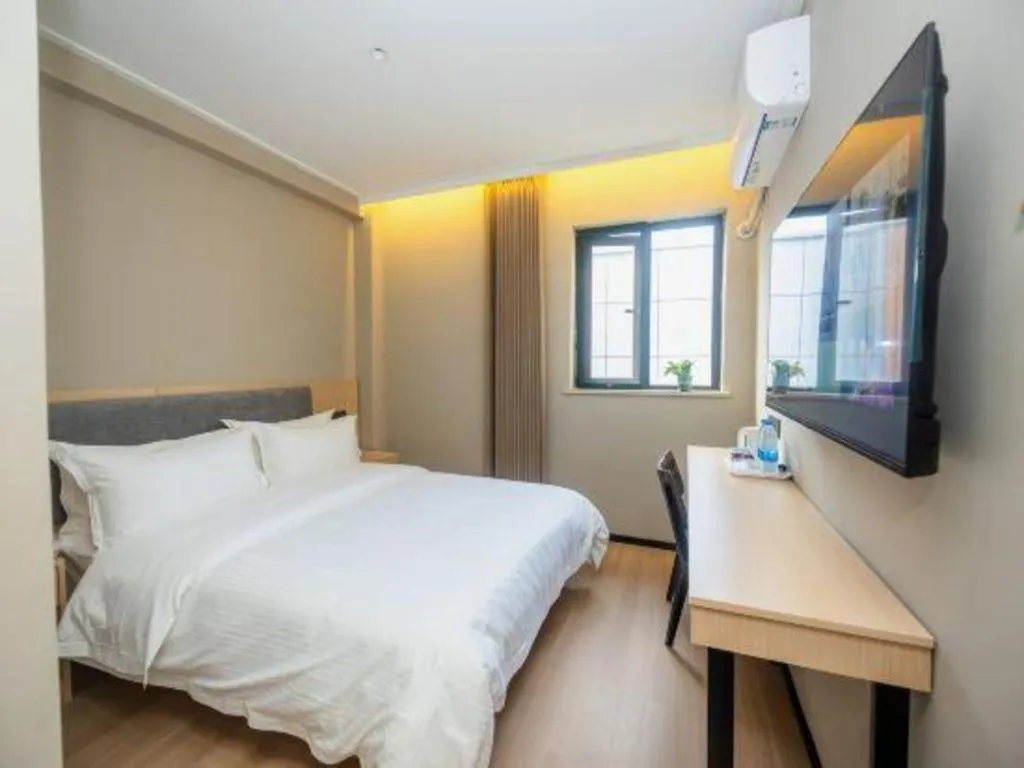 Bed in GreenTree Inn Shanghai South Railway Station Xujiahui Stadium Subway Station Shell Hotel