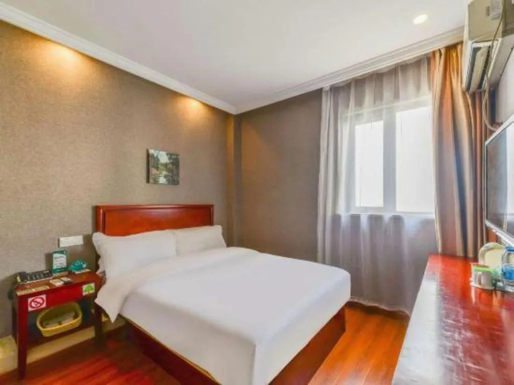 Bed in GreenTree Inn Shanghai South Railway Station Xujiahui Stadium Subway Station Shell Hotel