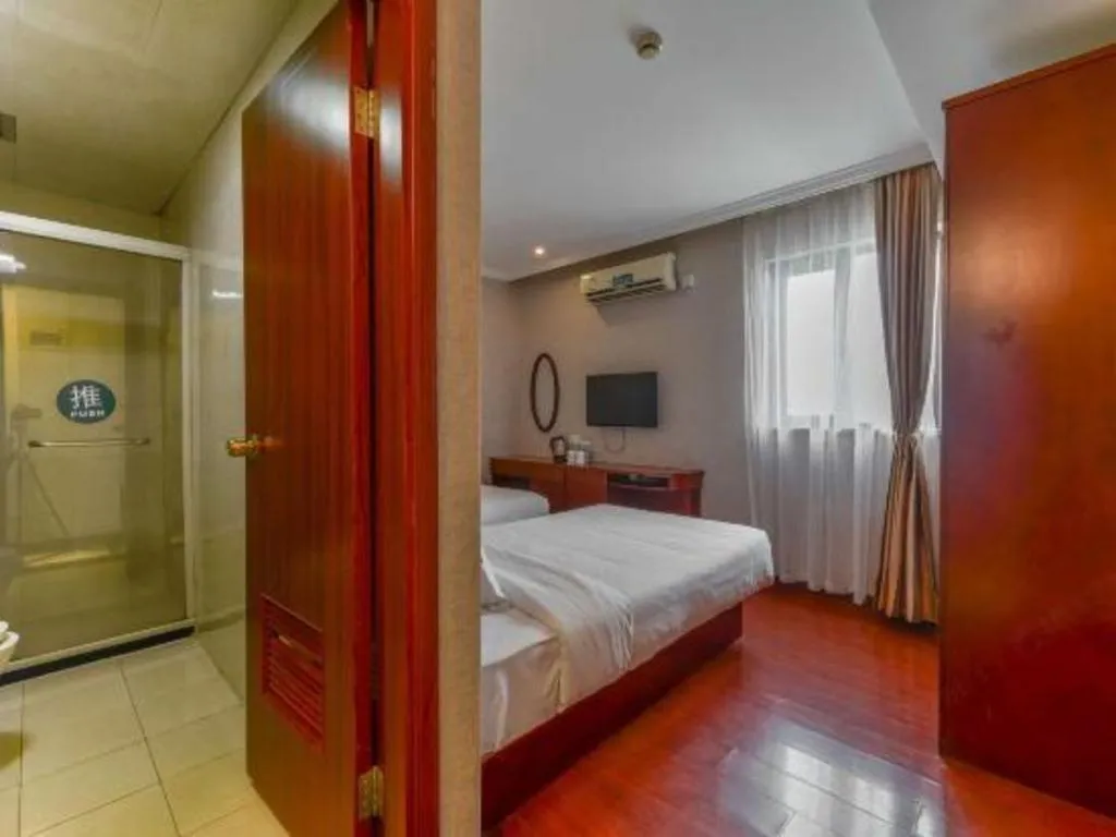 Bed in GreenTree Inn Shanghai South Railway Station Xujiahui Stadium Subway Station Shell Hotel
