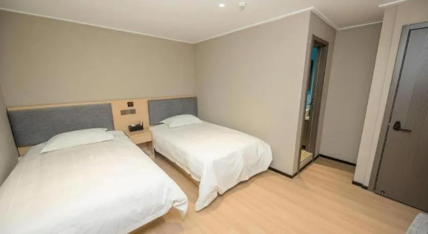 Bed in GreenTree Inn Shanghai South Railway Station Xujiahui Stadium Subway Station Shell Hotel